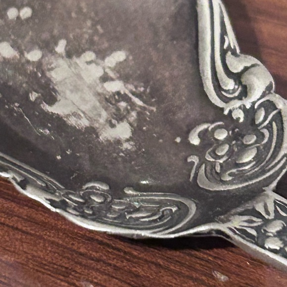 Vintage Wn. Roger’s & Son “Arbutus” pattern silver plate sugar spoon - preloved - Picture 8 of 9